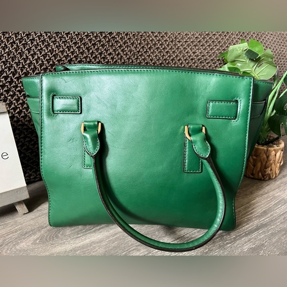Michael Kors Hamilton Padlock and Key Traveller Bag in Gooseberry Green. - Picture 6 of 16